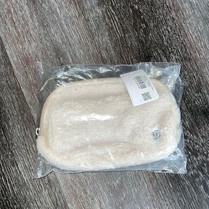 NWT Lulu Lemon Everywhere Belt Bag *Fleece Ivory/Trench